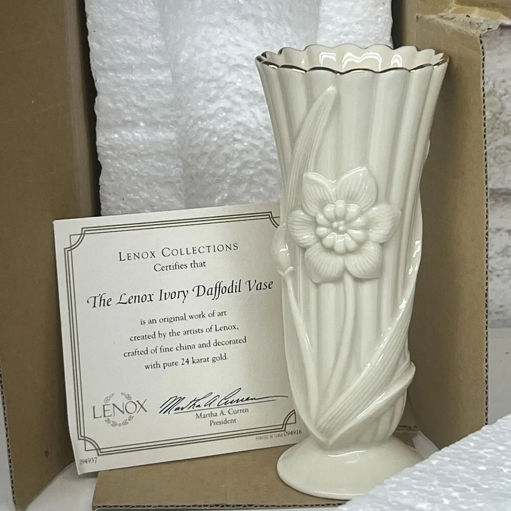 NEW in Box ~LENOX~ Embossed Daffodil Porcelain Vase~Ivory 24K Gold Trim ~VTG COA